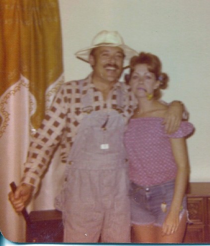 Mom-Dad-Hillbilly-Costumes Dad actually smiling in photo!